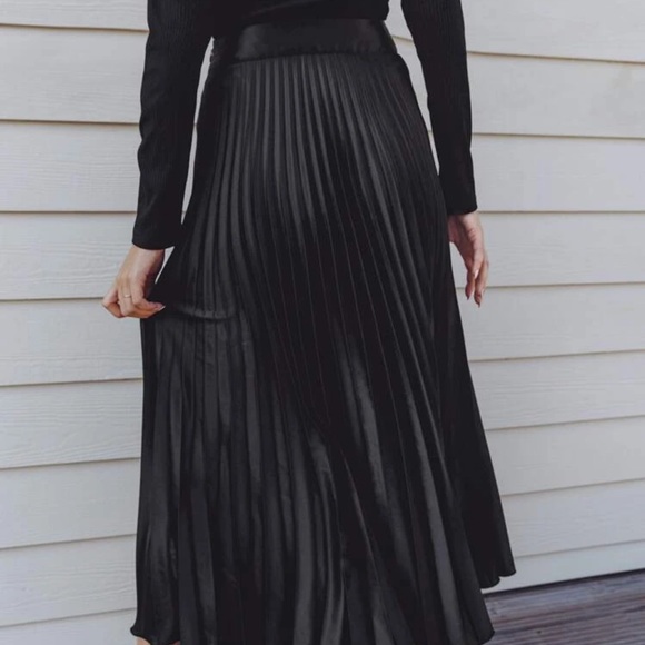 Black satin accordian pleated maxi skirt high-waist - Picture 2 of 5